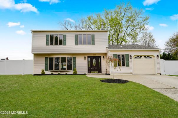Attached, Exterior, Facade, Split Level