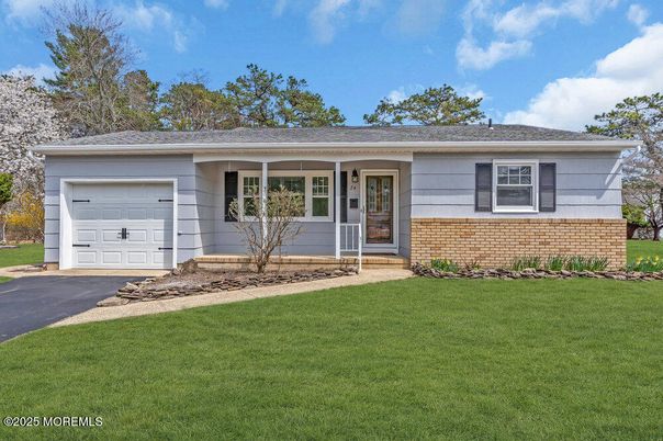 Attached, Exterior, Facade, Ranch