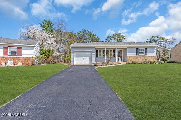 Attached, Exterior, Facade, Ranch