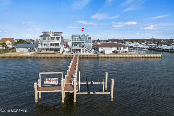 Exterior, Lake