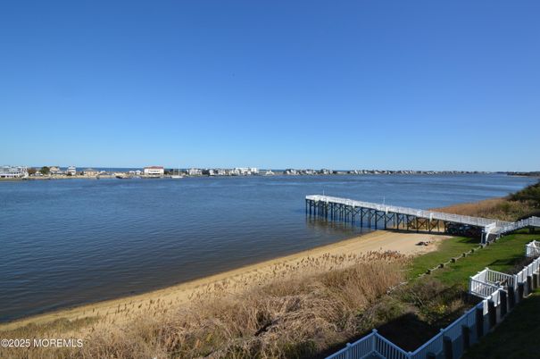 Exterior, Lake