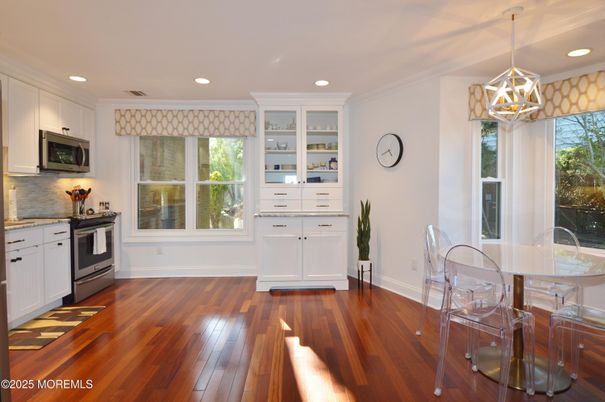 Dining room, Interior, Kitchen, Pendant Lights, Recessed Lighting, Wood Texture Flooring
