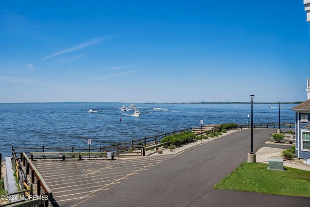 Exterior, Lake