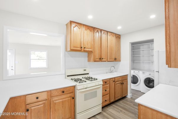 Interior, Recessed Lighting, Washer, Wood Texture Flooring