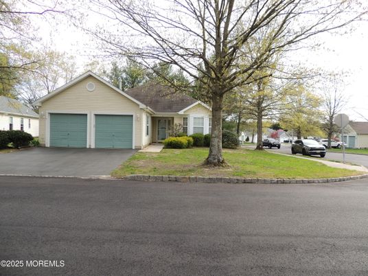 Attached, Exterior, Facade, Ranch