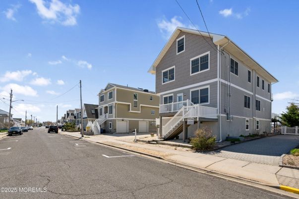 Exterior, Facade, Rowhouse