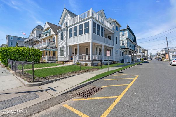 Exterior, Facade, Queen Anne Victorian