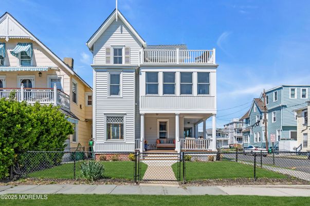 Exterior, Facade, Queen Anne Victorian