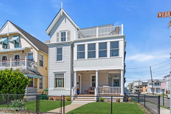 Exterior, Facade, Queen Anne Victorian