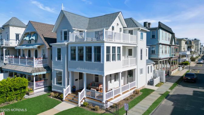 Exterior, Facade, Queen Anne Victorian