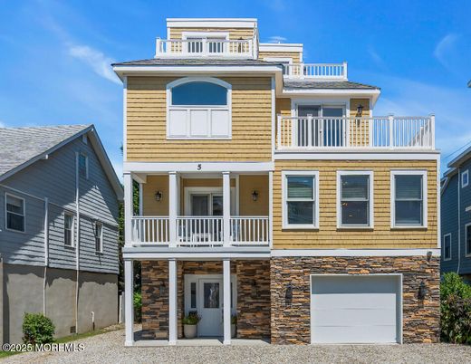 Attached, Exterior, Facade, Rowhouse