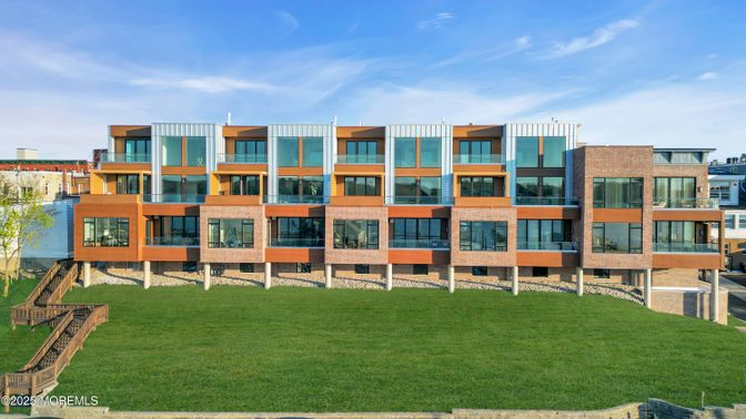 Backyard, Exterior, Facade, Highrise