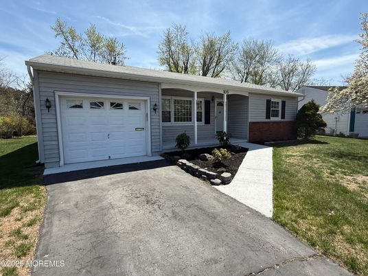 Attached, Exterior, Facade, Ranch