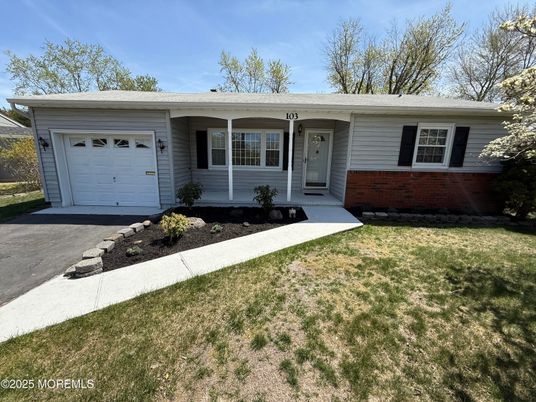 Attached, Exterior, Facade, Ranch