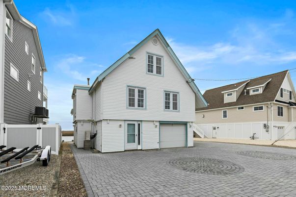 Attached, Exterior, Facade, Farmhouse