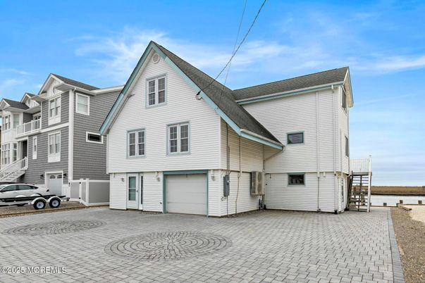 Attached, Exterior, Facade, Rowhouse