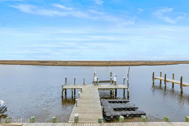 Exterior, Lake