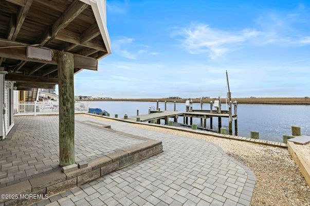 Exterior, Lake