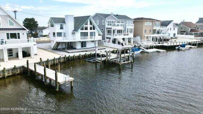 Exterior, Lake