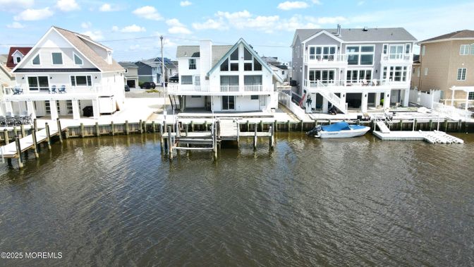 Exterior, Lake
