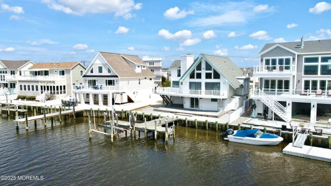 Exterior, Lake