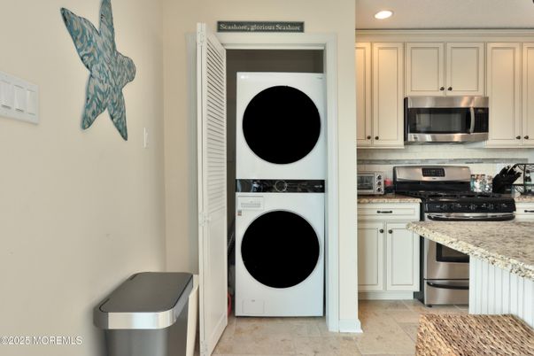 Interior, Kitchen, Recessed Lighting, Washer