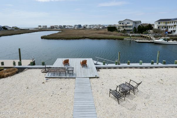 Exterior, Lake