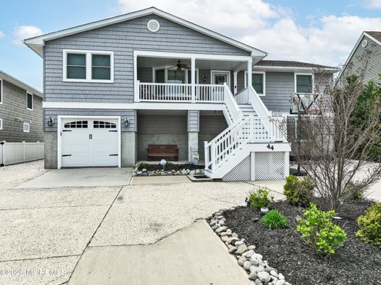 Attached, Exterior, Facade, American Craftsman