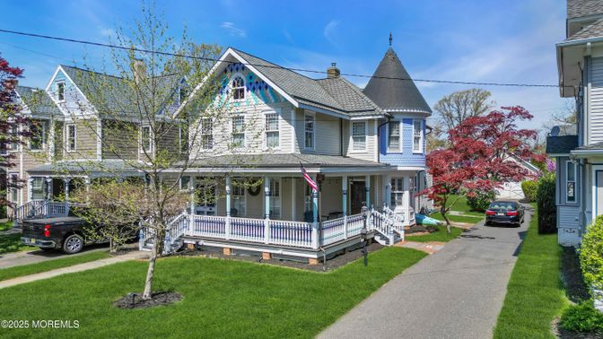 Exterior, Facade, Queen Anne Victorian