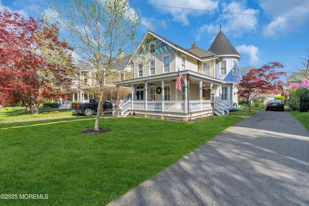 Exterior, Facade, Queen Anne Victorian