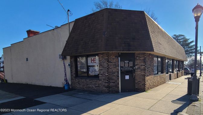 Exterior, Facade, Brick Facade, Highrise