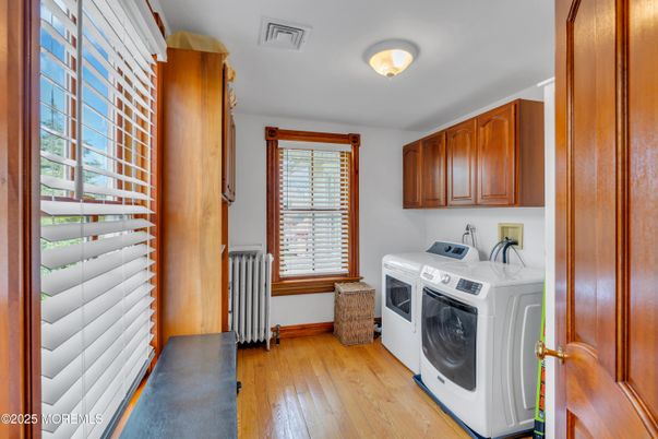 Interior, Washer, Wood Texture Flooring