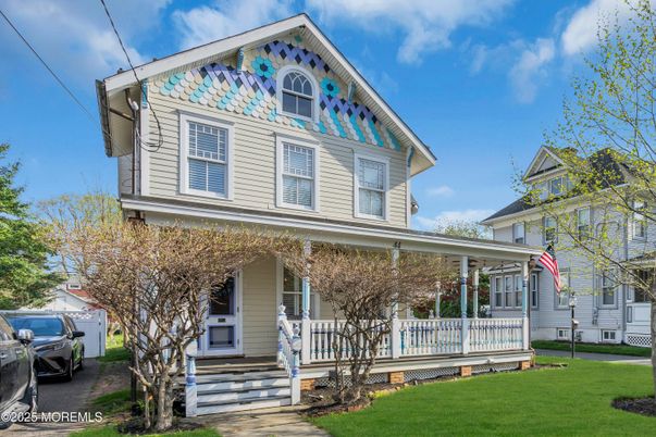 Exterior, Facade, Queen Anne Victorian