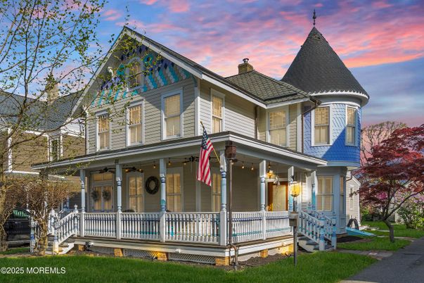 Exterior, Facade, Queen Anne Victorian