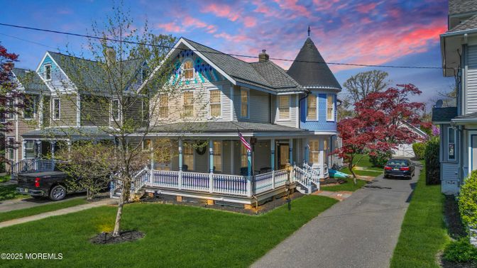 Exterior, Facade, Queen Anne Victorian