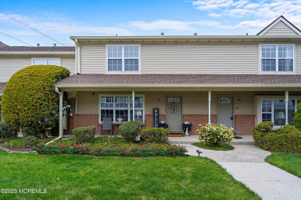 Exterior, Facade, Brick Facade, American Foursquare