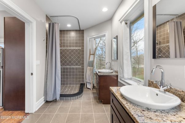 Bathroom, Dual Sink Vanities, Interior, Recessed Lighting