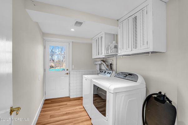 Interior, Recessed Lighting, Washer, Wood Texture Flooring
