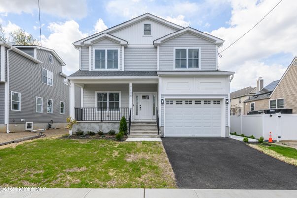Attached, Exterior, Facade, American Craftsman