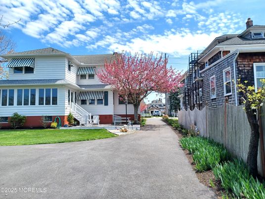 Exterior, Facade, American Foursquare