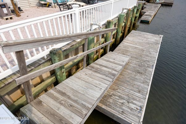 Exterior, Lake