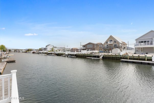 Exterior, Lake
