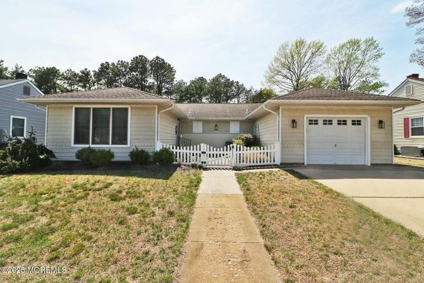 Attached, Exterior, Facade, Ranch