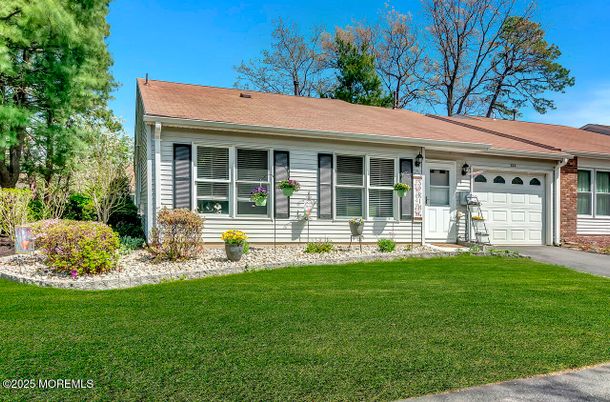 Attached, Exterior, Facade, Ranch