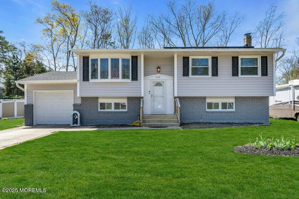 Attached, Exterior, Facade, Brick Facade, Raised Ranch