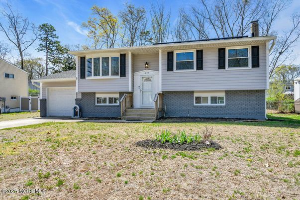 Attached, Exterior, Facade, Brick Facade, Raised Ranch