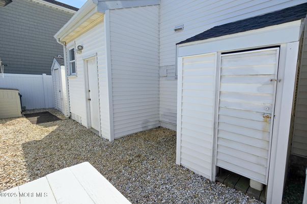 Detached Garage, Exterior