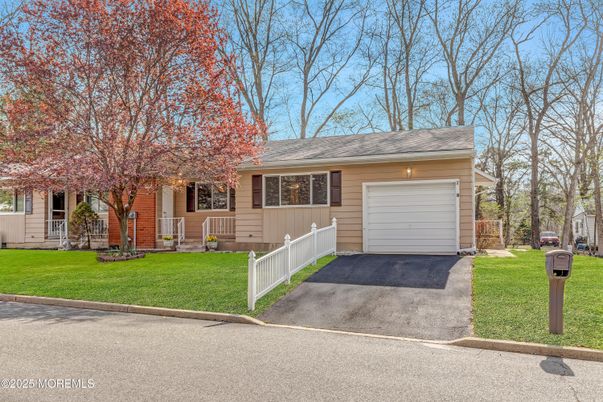 Attached, Exterior, Facade, Ranch