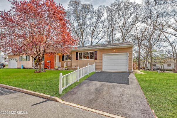 Attached, Exterior, Facade, Ranch