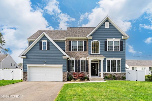 Attached, Exterior, Facade, Brick Traditional